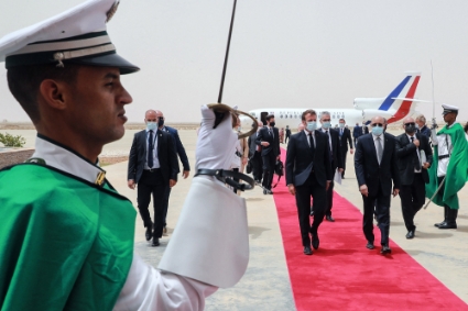 Mohamed Ould Ghazouani welcomes French President Emmanuel Macron to Nouakchott for a G5 Sahel summit, June 2020.