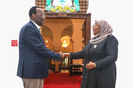 Samia Suluhu Hassan shakes hands with Chadema opposition party president Freeman Mbowe, March 2022.