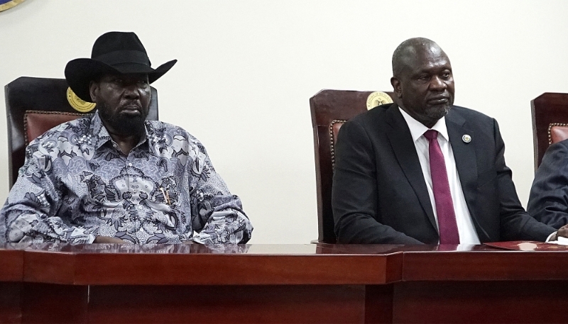 South Sudanese President Salva Kiir (L), and South Sudan's opposition leader Riek Machar in Juba on 3 April 2022. 