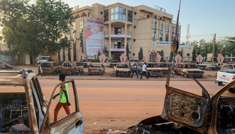 Burnt cars in front of the headquarters of the Parti nigérien pour la démocratie et le socialisme (Niger Party for Democracy and Socialism) of the deposed president of Niger, Mohamed Bazoum, in Niamey on 19 September 2023.