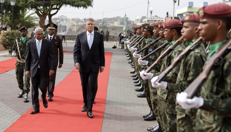 Romanian President Klaus Iohannis (centre) with his Cape Verdean counterpart José Maria Neves, 20 November 2023.