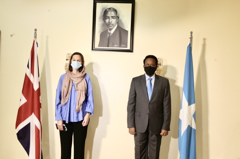 UK ambassador to Somalia Kate Foster presents her credentials to President Mohamed Abdullahi Farmajo.