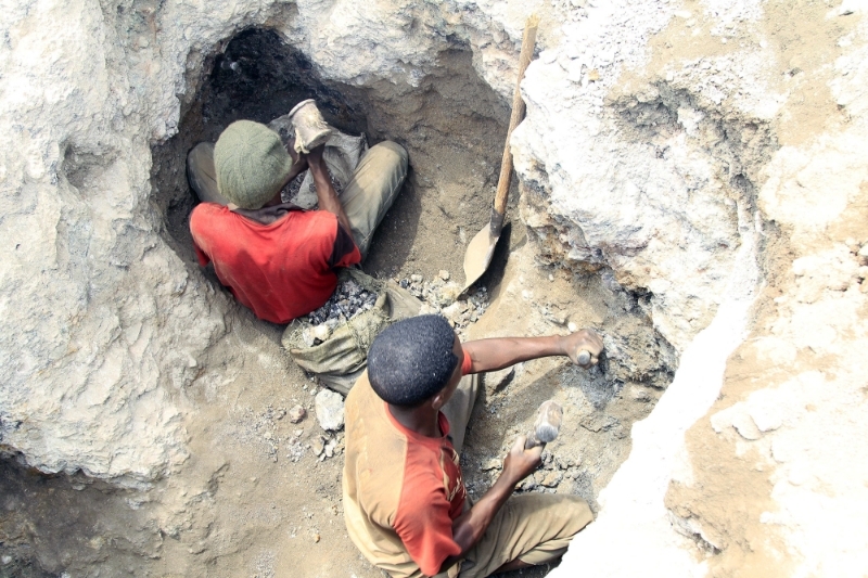 Artisans mine worker in DRC.