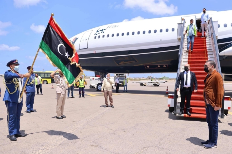 Libyan head of government Abdelhamid Dabaiba (right), in front of the presidential plane.