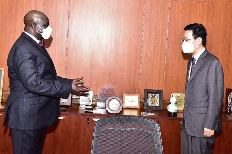 The speaker of the Ugandan parliament Jacob Oulanyah received the Chinese ambassador to Uganda Zhang Lizhong (right) on 10 September 2021.