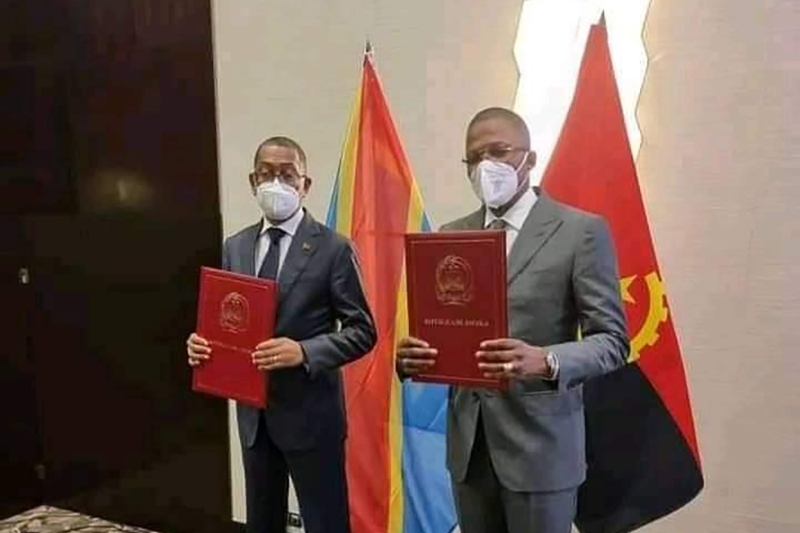 The new Congolese oil minister Didier Budimbu (left) met with Angolan oil minister Diamantino Azevedo in Luanda on 26 September 2021.