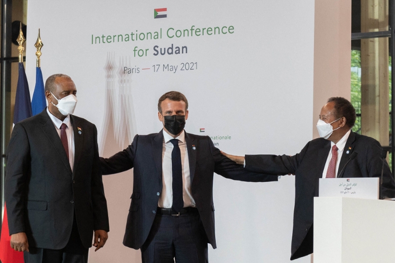 From left to right: General Abdel Fattah al-Burhan, French President Emmanuel Macron and Sudanese PM Abdalla Hamdok at the International Conference for Sudan, May 2021.