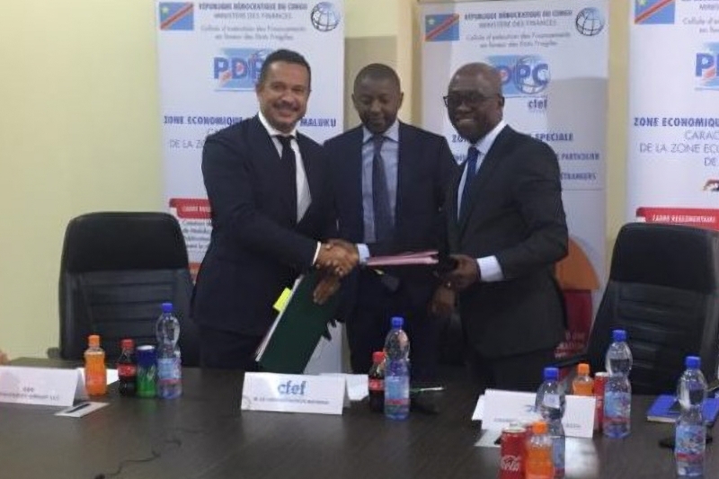Luc Gérard Nyafé (left) during the signing of the contract for the development of the Maluku SEZ between Strategos Group and the Agency for Special Economic Zones (AZES) on 28 January 2020.