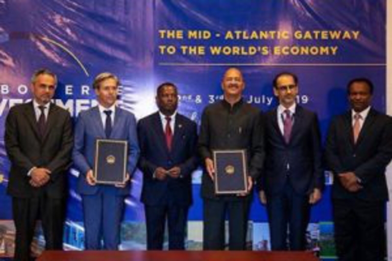 João Poppe and César Ferreira (first and second from left) at the signing of a MoU between Cape Verde and IIB in 2019.