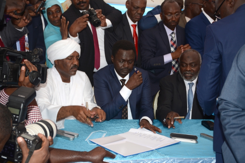 Signing of the Juba agreement on October 3, 2020. On the left, Asam Saeed (Baja Opposition Alliances), in the center Minni Minawi (Sudan Liberation Army), on the right Jibril Ibrahim (Justice and Equality Movement).