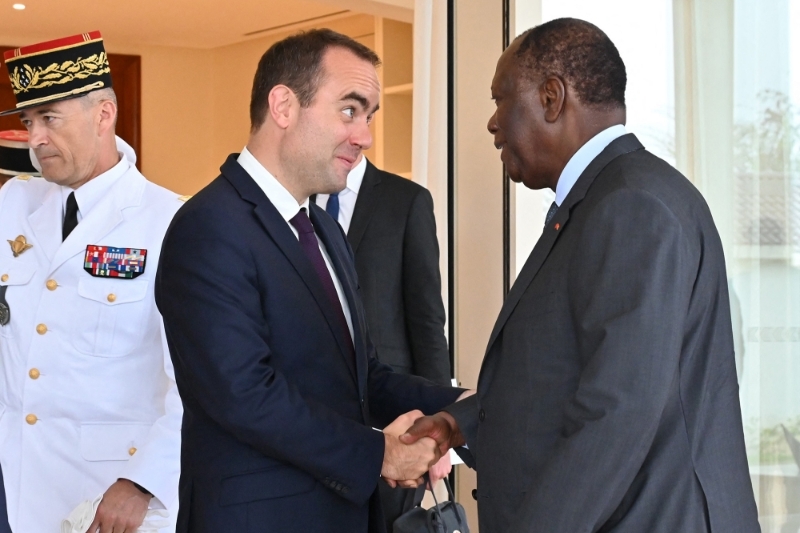 French Armed Forces Minister Sébastien Lecornu (left) with Ivorian President Alassane Ouattara on 16 July 2022 in Abidjan.