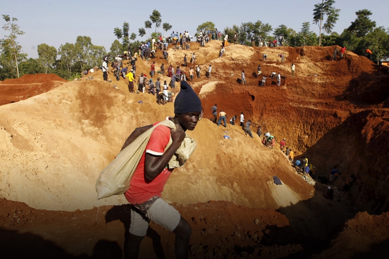 Gold prospectors work at an open-cast mine in the village of Kogelo, west of Kenya's capital Nairobi, on 15 July 2015.