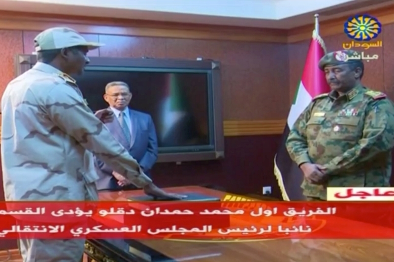Mohamed Hamdan Dalgo ( left), facing Abdel Fattah al-Burhan, head of TMC, is appointed as his n°2.
