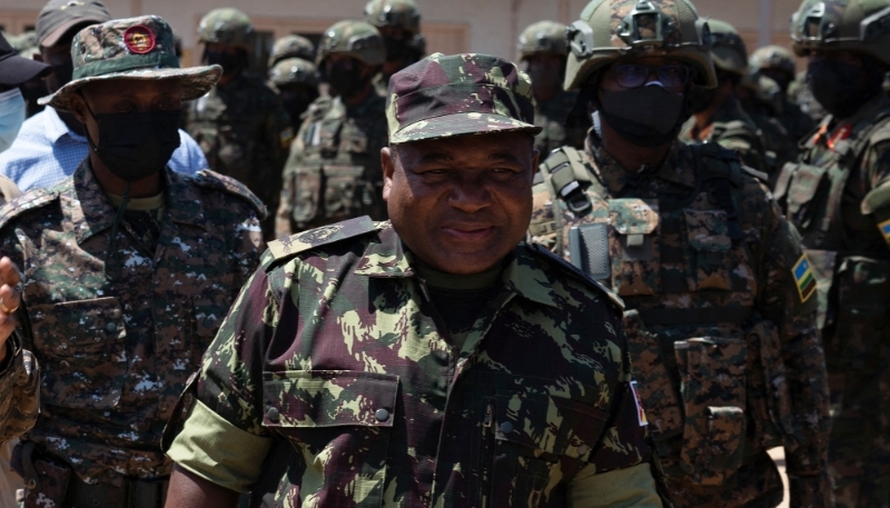Mozambican President Filipe Nyusi, wearing military fatigues, on 24 September 2021 in Pemba, Cabo Delgado province, Mozambique, during a visit with Rwandan President Paul Kagame.