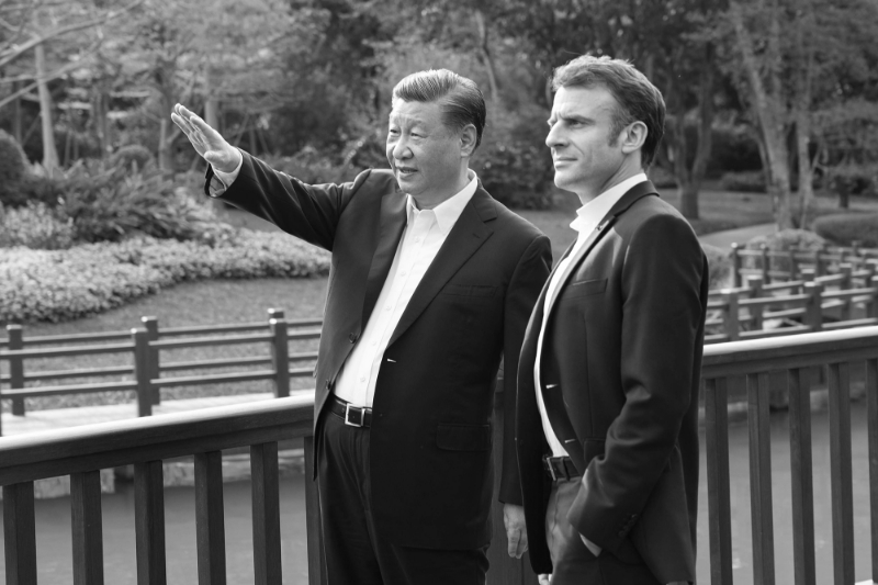 Chinese President Xi Jinping and his French counterpart Emmanuel Macron at the Pine Garden in Guangzhou, in China's Guangdong province, on 7 April 2023. 