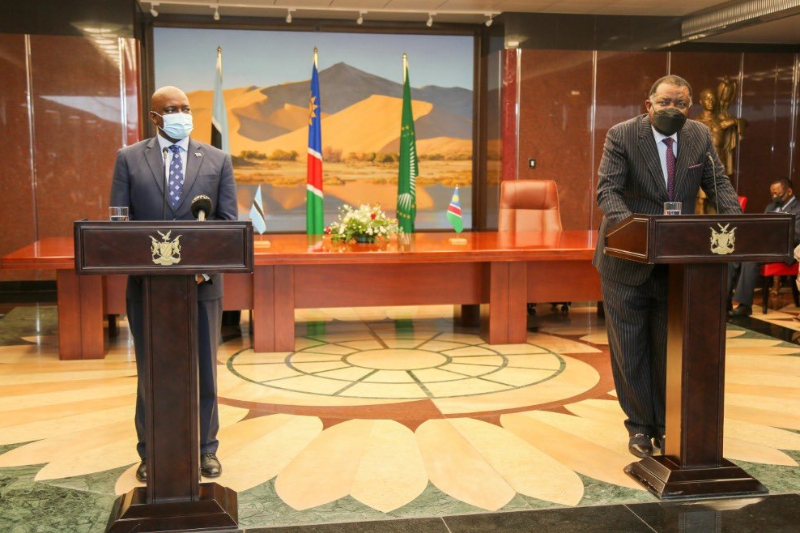 Botswanan President Mokgweetsi Masisi (left) and his Namibian counterpart Hage Geingob.