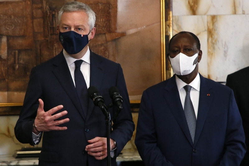 The French economy minister Bruno Le Maire and the Ivorian president Alassane Ouattara in Abidjan on 30 April 2021.