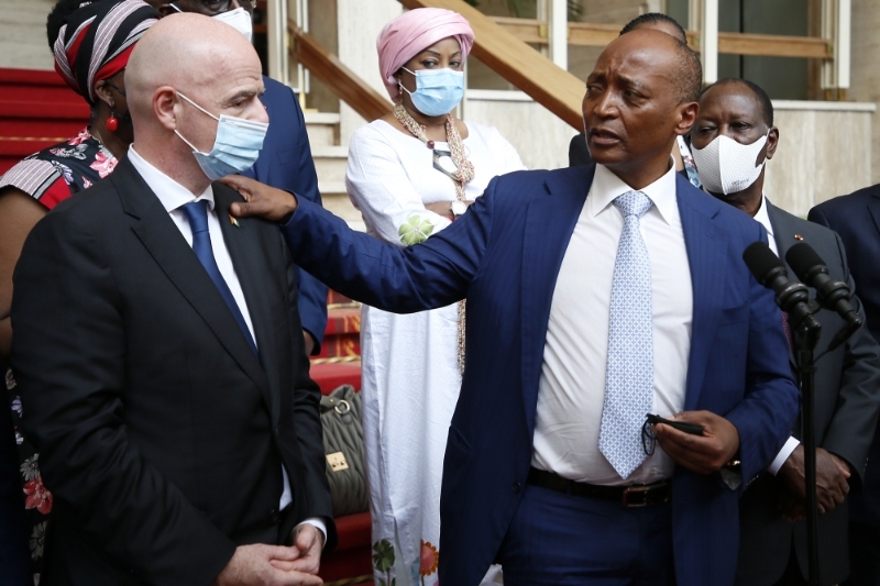 The president of FIFA, Gianni Infantino, and the president of the African Football Confederation, Patrice Motsepe, on 4 May 2021 in Abidjan.