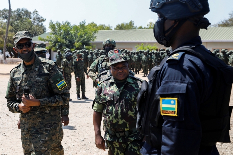 Rwandan President Paul Kagame (left) and his Mozambican counterpart Filipe Nyusi (centre), during a review of troops from both countries in Pembe, 24 September 2021.