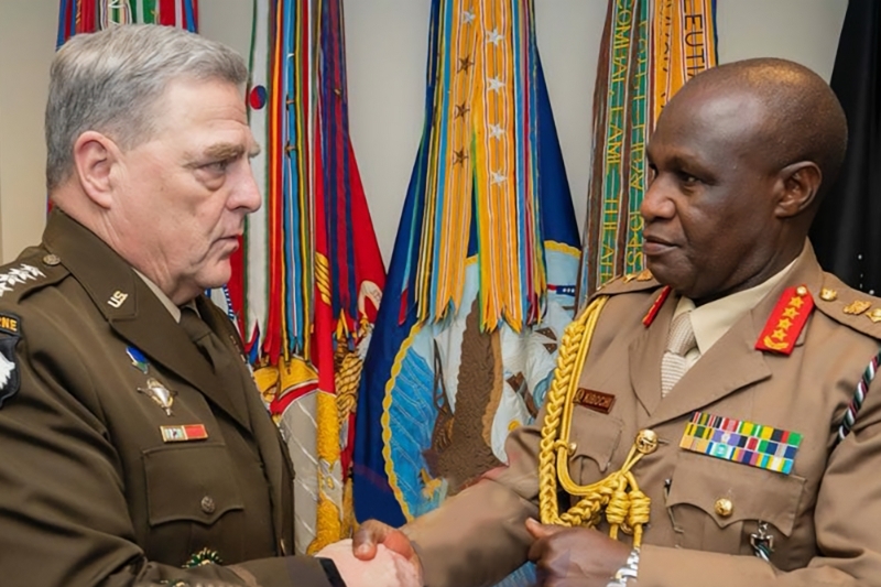 The head of Kenya Defence Forces, Robert Kariuki Kibochi, with his American counterpart Mark Milley.
