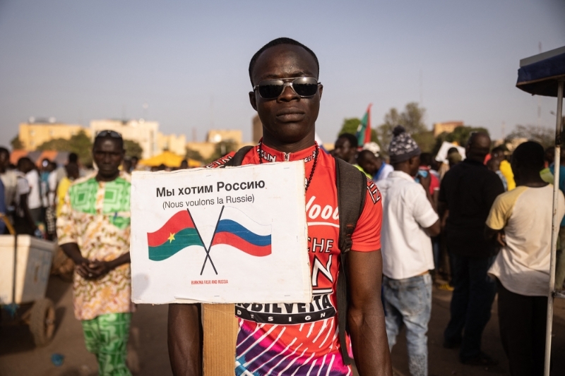 A demonstrator holding a pro-Russian banner in Ouagadougou, 19 February 2022.