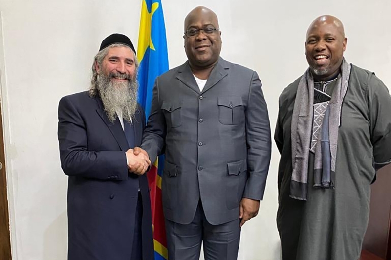 Rabbi Avraham Moyal (left), Congolese President Félix Tshisekedi and Pastor Paul-David Olangi (right) in March 2021 in Kinshasa.