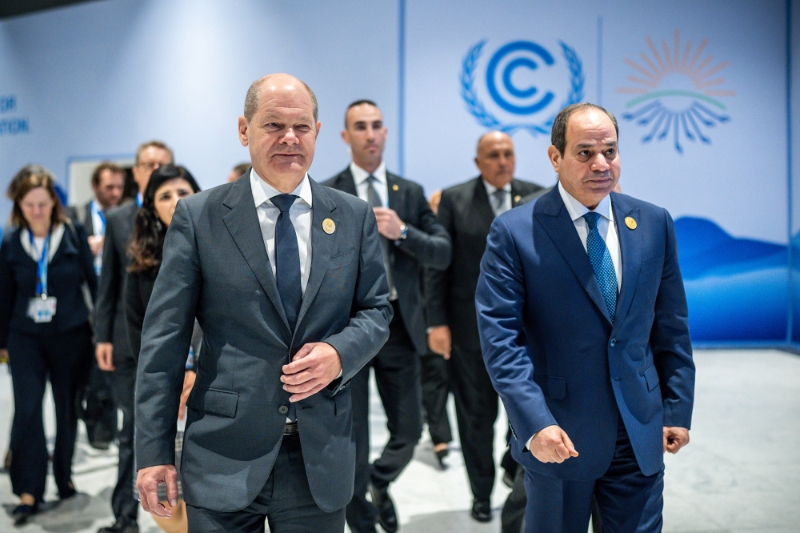 German Chancellor Olaf Scholz (L) with Egyptian President Abdel Fattah al-Sisi at COP 27, 8 November 2022.