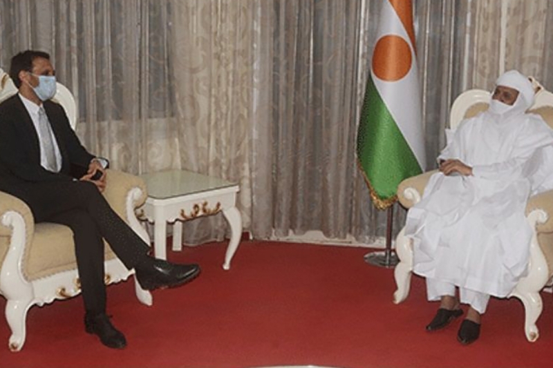 Italian ambassador to Niger Marco Prencipe with Nigerien Prime Minister Brigi Rafini on 19 June, 2020.