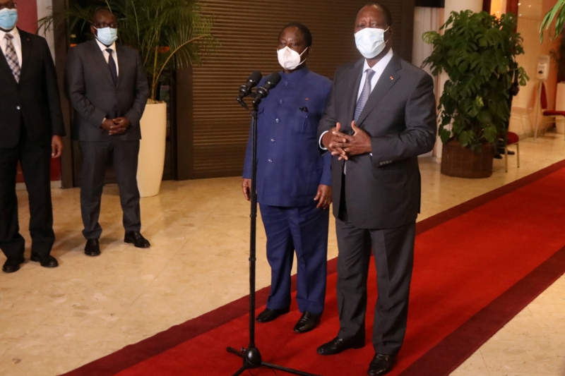 Anglais Ivorian President Alassane Ouattara (right) and former President Henri Konan Bedie during their last meeting, on November 11, 2020, at the Golf Hotel in Abidjan.