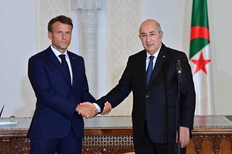 French President Emmanuel Macron and Algeria's President Abdelmadjid Tebboune in Algiers, on the 27th of August 2022.