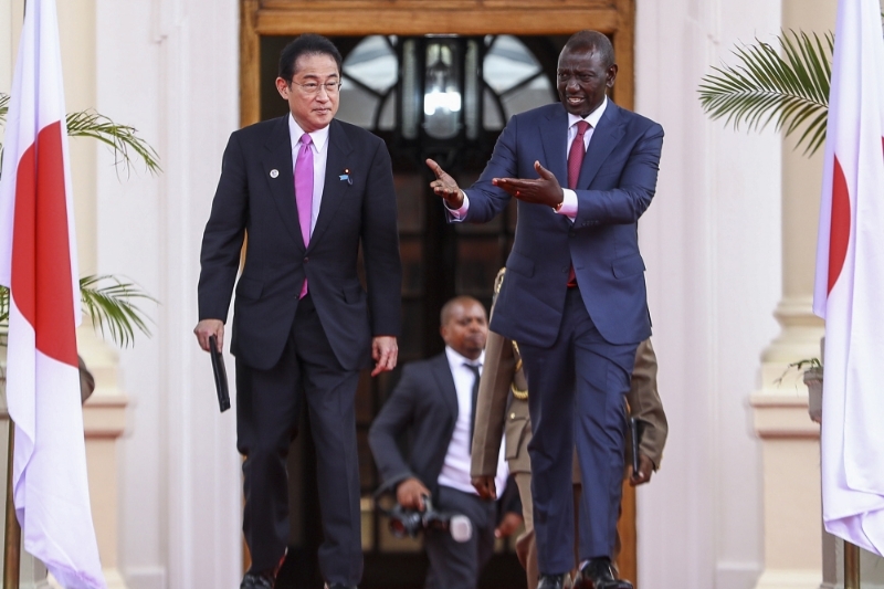Japan's PM Fumio Kishida (L) and Kenyan President William Ruto in Nairobi, Kenya, 3 May 2023.