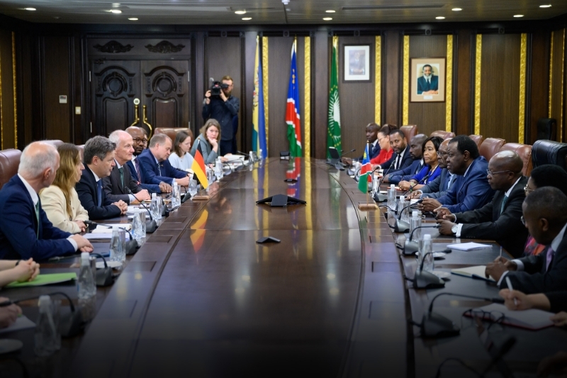 Robert Habeck (3rd from left), Federal Minister for Economic Affairs and Climate Protection, and Hage Gottfried Geingob (4th from right), president of Namibia, focusing on closer cooperation on hydrogen on 5 December 2022 in Windhoek.